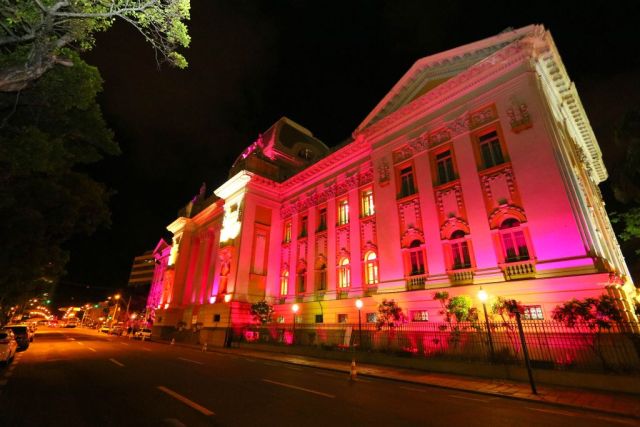 Fachada do Palácio da Justiça iluminada na cor rosa