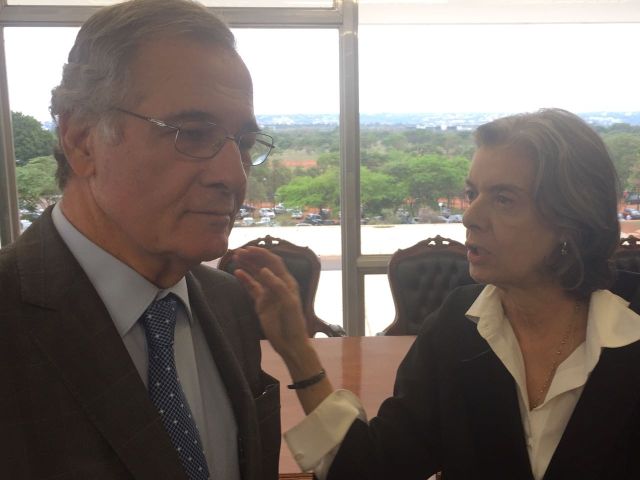 Desembargador Leopoldo Raposo e ministra Cármen Lúcia conversam