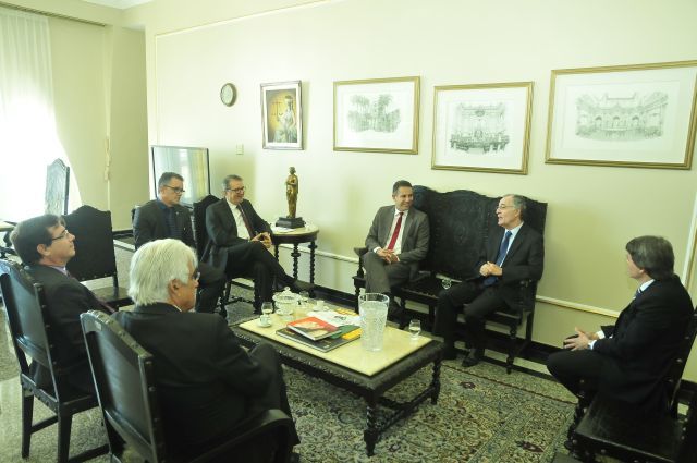 Magistrados reunidos no Gabinete da Presidência do TJPE