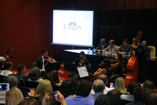 Público assiste à apresentação da Orquestra Criança Cidadã na abertura do Enojus 2016
