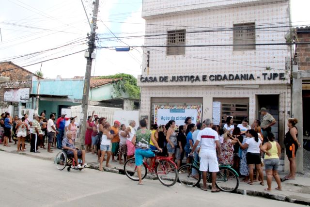 Moradores do Coque, no Recife, formam fila em frente à Casa da Justiça e Cidadania do TJPE