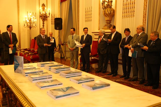 Operadores do Direito reunidos no Salão Nobre do TJPE em lançamento de catálogo