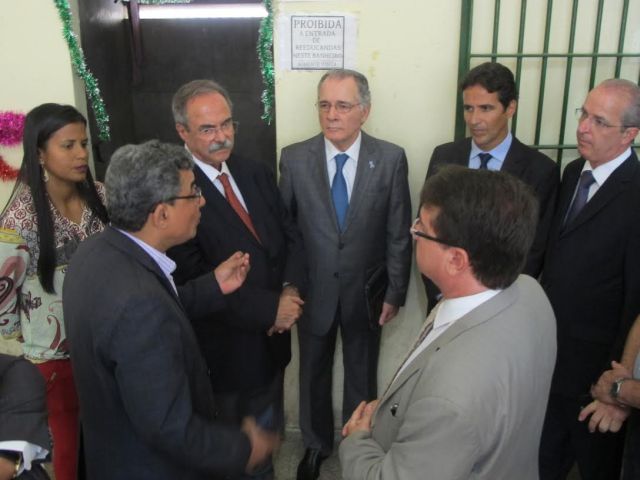 O presidente do TJPE, Leopoldo Raposo (ao centro), e o secretário Pedro Eurico (à esquerda), foram conhecer a situação das detentas.