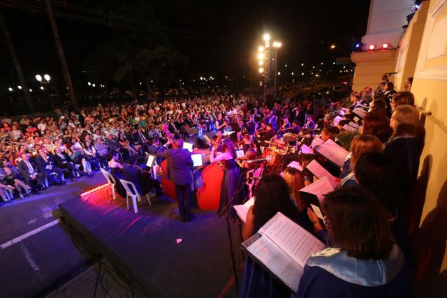 Público assiste à inauguração do Natal Luz TJPE