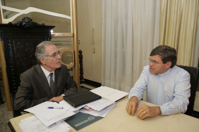 Presidente Leopoldo Raposo e padre Damião Silva conversam na Presidência do TJPE