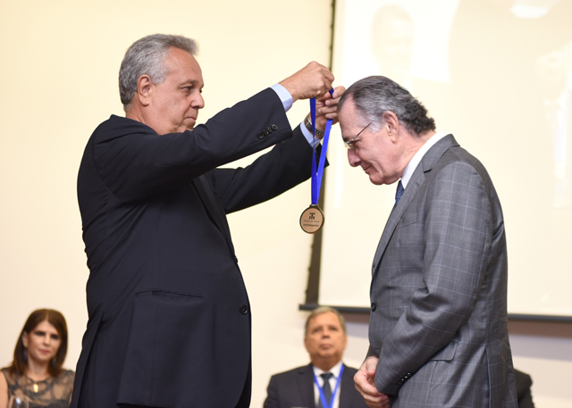 Presidente do TJPE recebe medalha entregue pelo presidente do TCE-PE