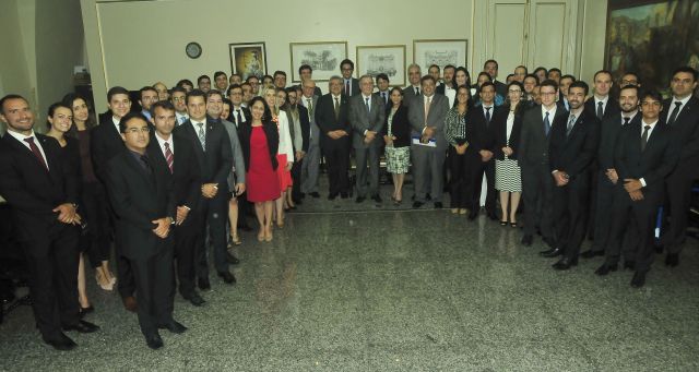 Mais de 50 magistrados e servidores do TJPE reunidos na Presidência para foto da reunião