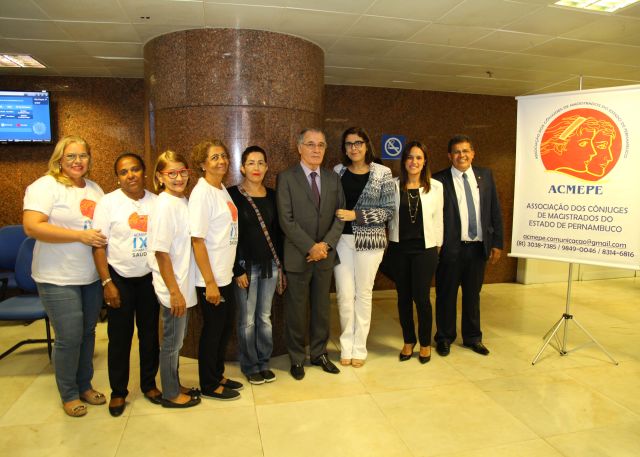 Representantes do TJPE e da Acmepe em visita à Semana da Saúde