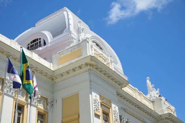 Fachada do Palácio da Justiça. No canto superior esquerdo, as bandeiras de Pernambuco, do Brasil e do Poder Judiciário