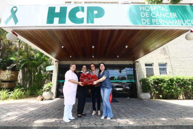 Equipe do TJPE entrega lenços à equipe do HCP em frente ao hospital