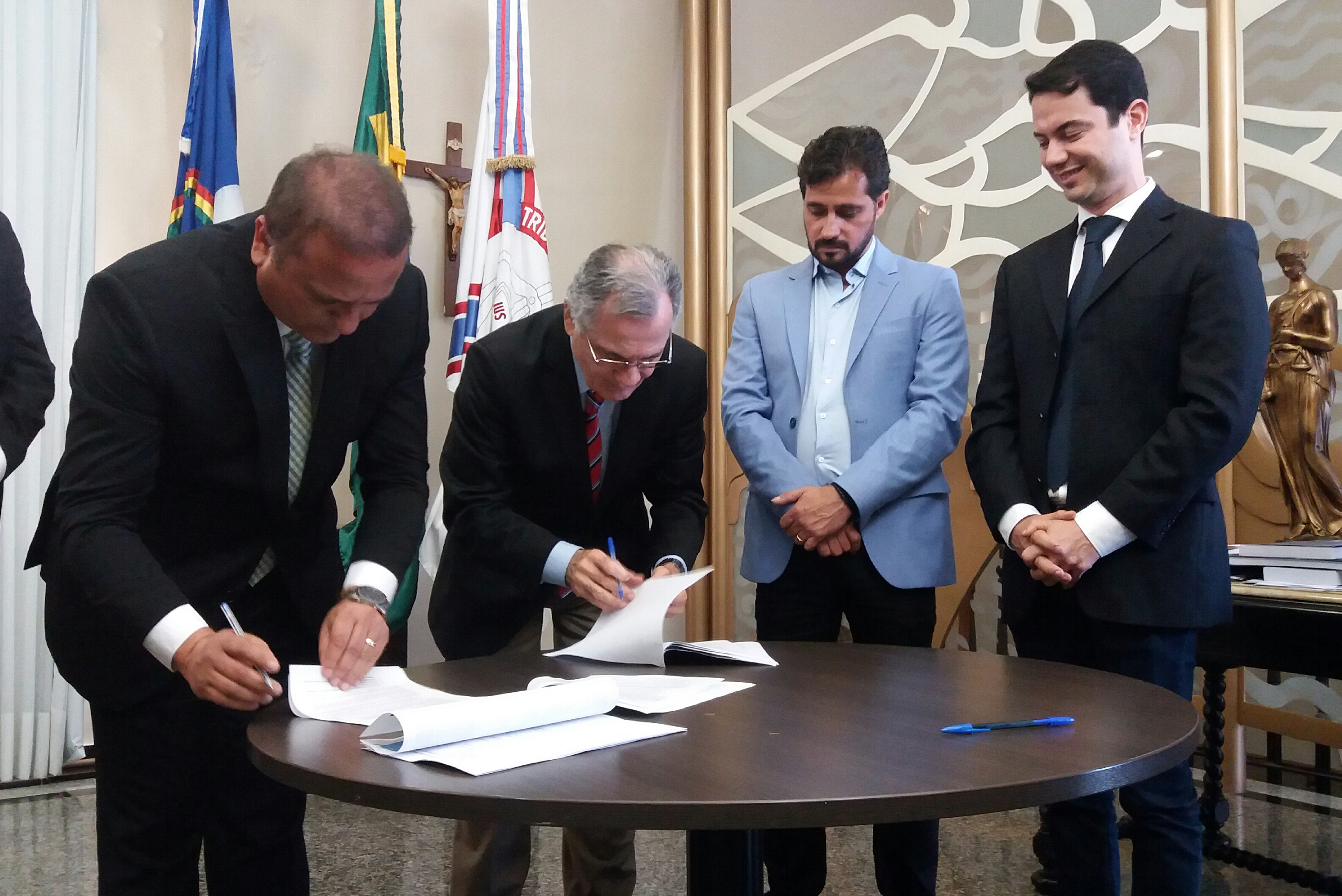 Desembargador-presidente Leopoldo Raposo assina documentos