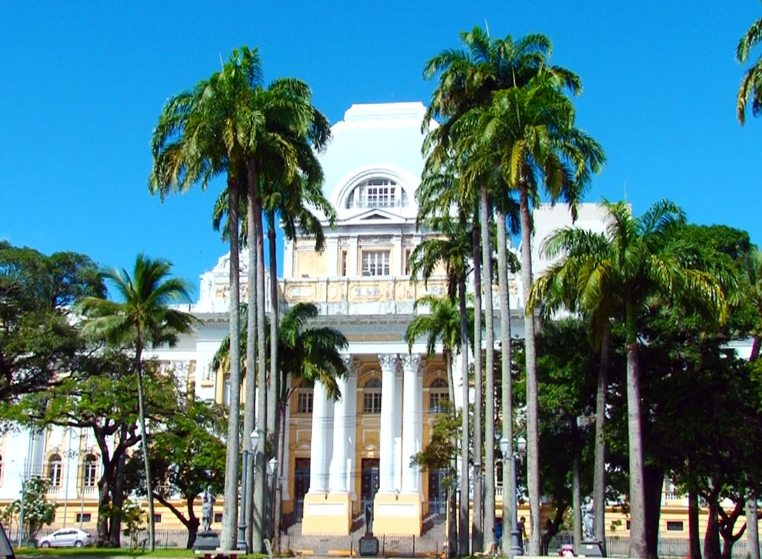Fachada do Palácio da Justiça vista a partir da Praça da República