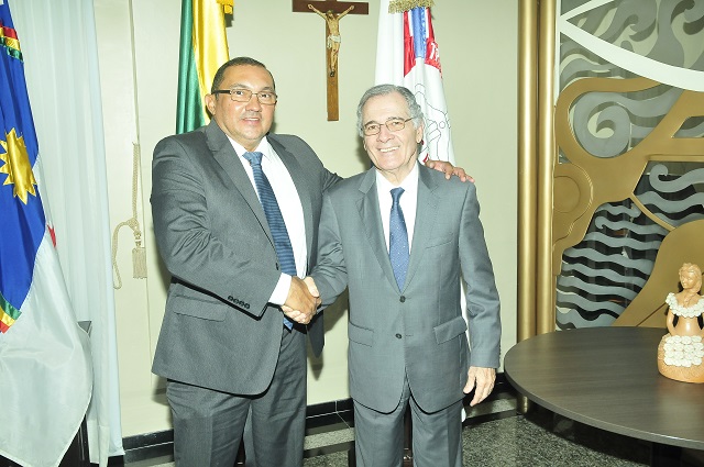 Procurador-geral Francisco Dirceu Barros e presidente Leopoldo Raposo apertam as mãos