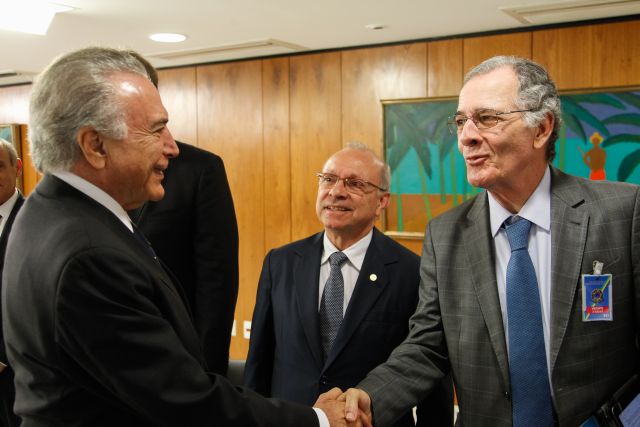 Presidentes Leopoldo Raposo e Michel Temer apertam as mãos