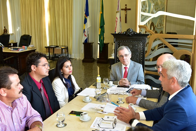 Representantes do TJPE e da Prefeitura de Brejão no Palácio da Justiça