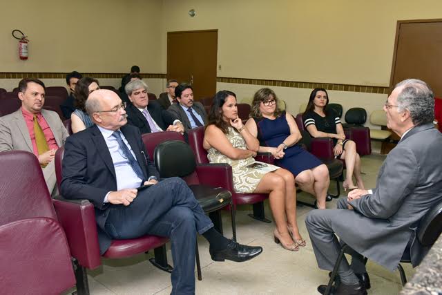 Magistrados e servidores conversam com o presidente em sala do Fórum do Paulista