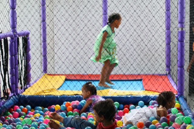 Crianças brincam em piscina de bolas