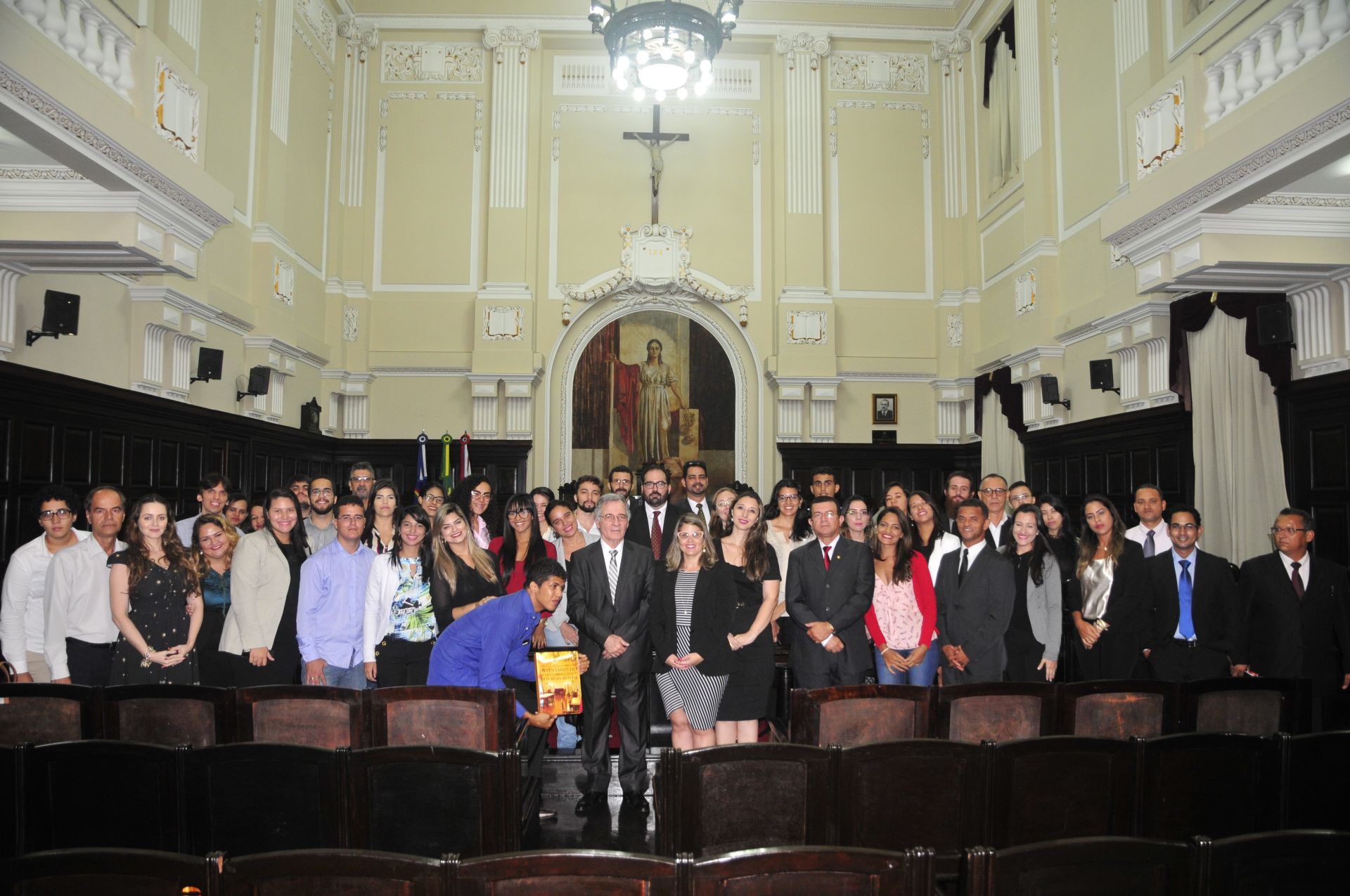 Estudantes reunidos com o desembargador Leopoldo Raposo no Pleno do TJPE