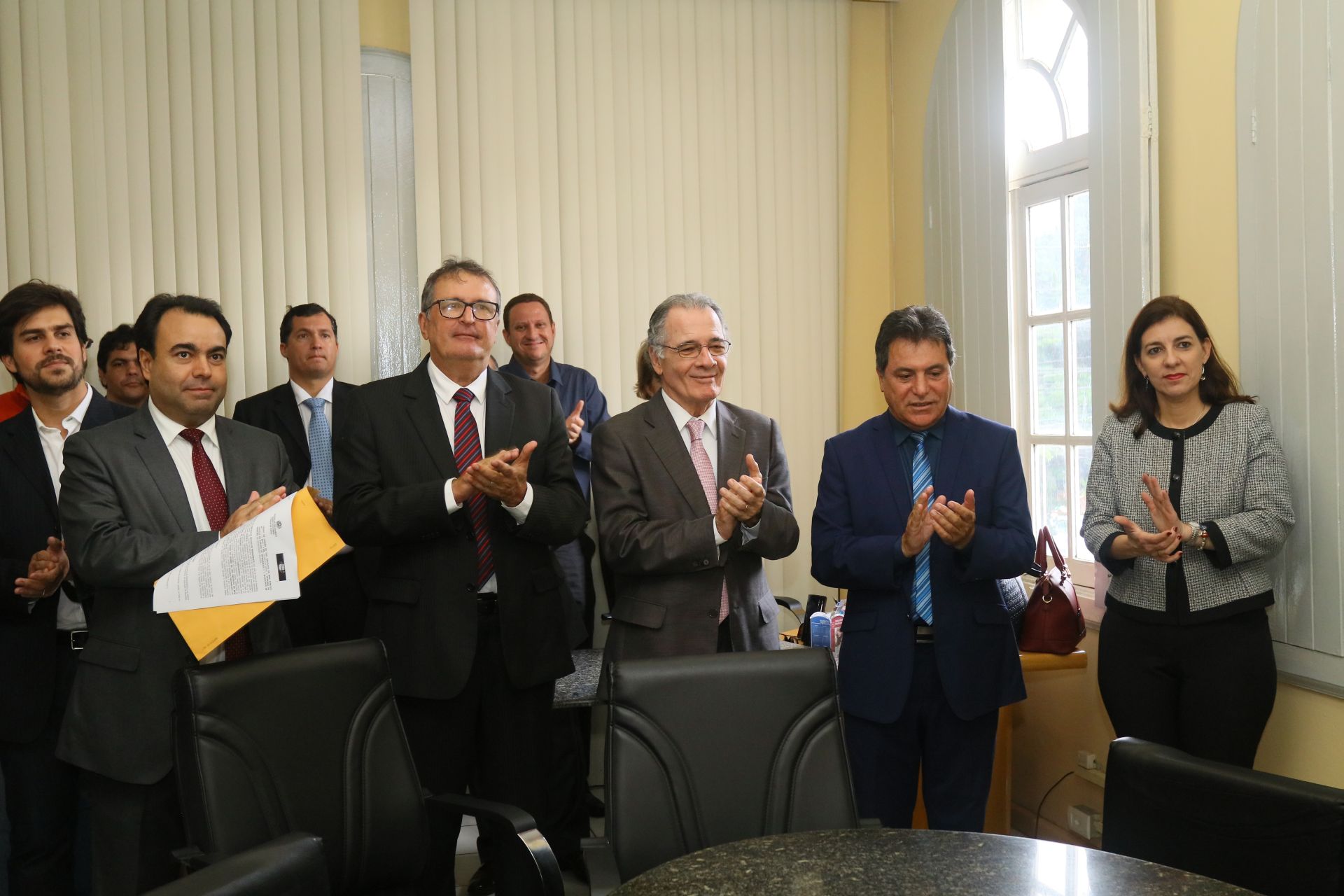 Equipes do TJPE e da Prefeitura de Moreno reunidas no Gabinete da Prefeitura