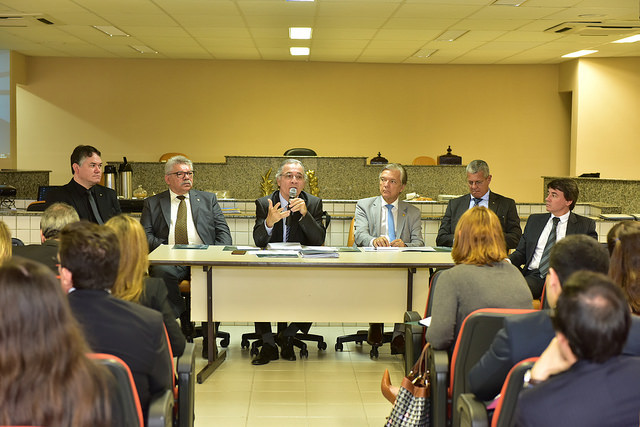 Magistrados assistem à palestra com o presidente Leopoldo Raposo