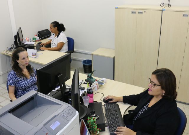 Servidoras trabalhamem suas estações de trabalho na sala da Secretaria Remota dos Juizados  Cíveis