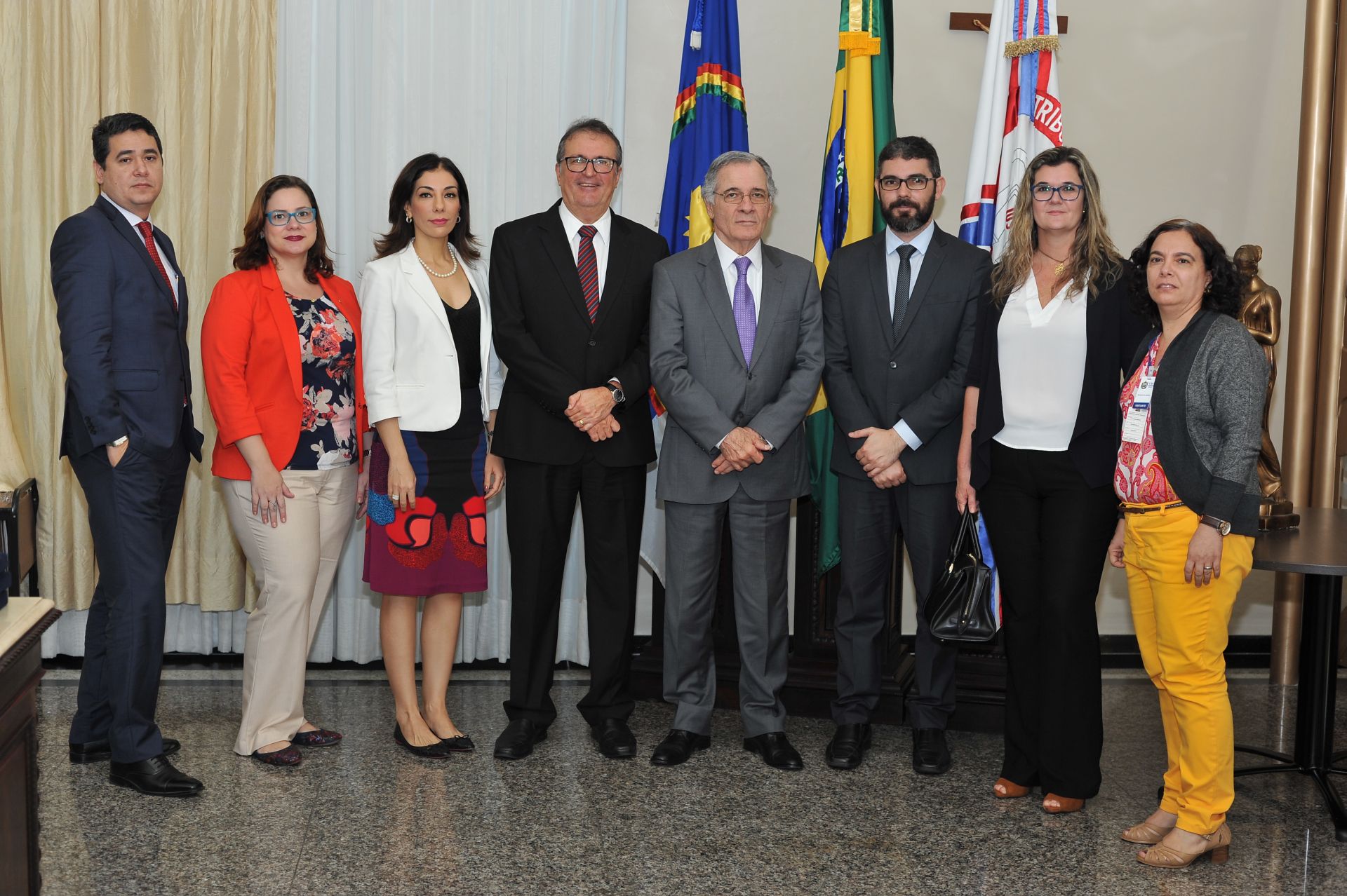 Representantes dos órgãos integrantes do Comitê de Saúde posam para foto oficial no Gabinete da Presidência do TJPE