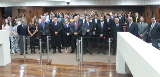 Pleno e público presente no TRE-PE reunidos para foto oficial