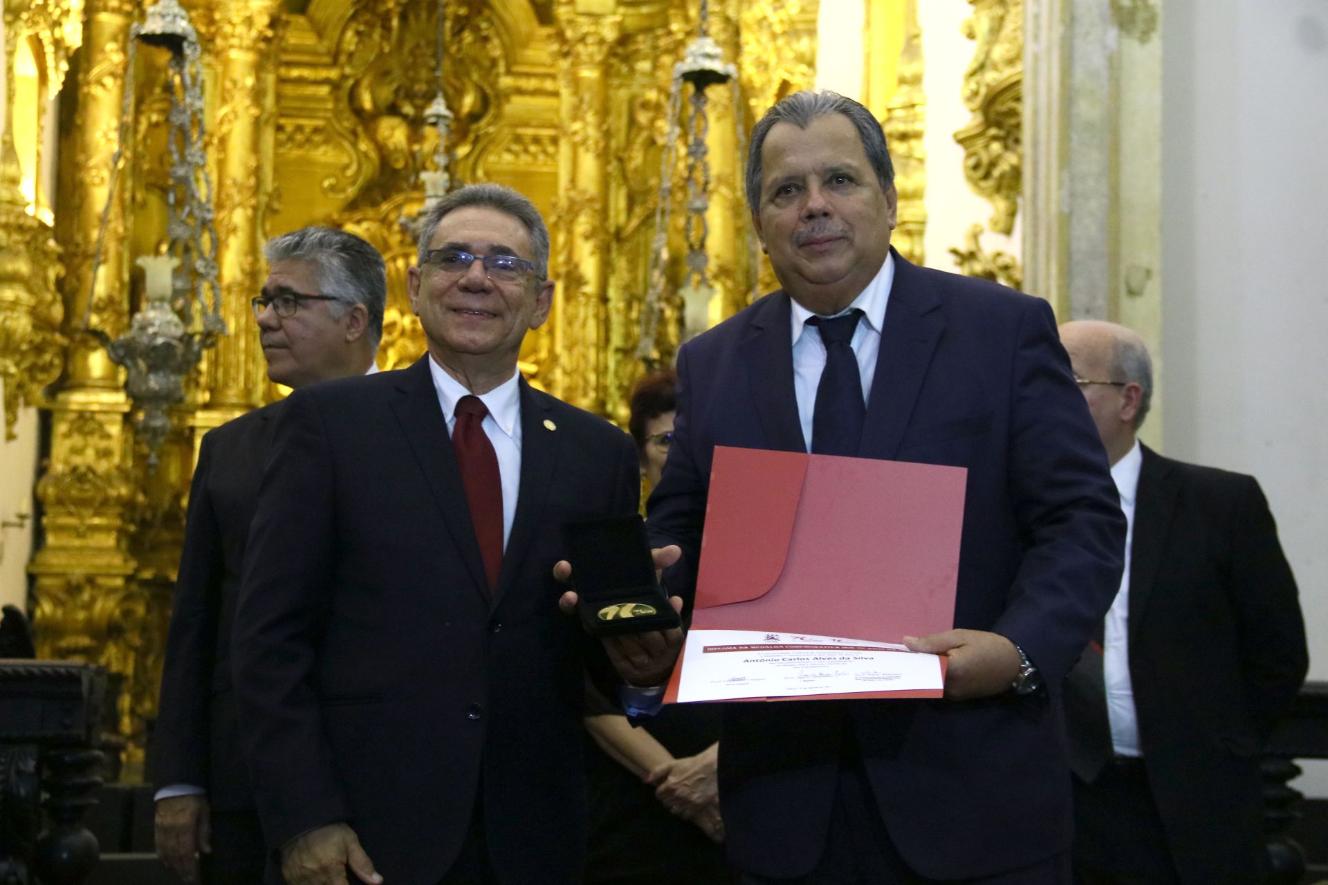 Desembargador Antônio Carlos recebe medalha