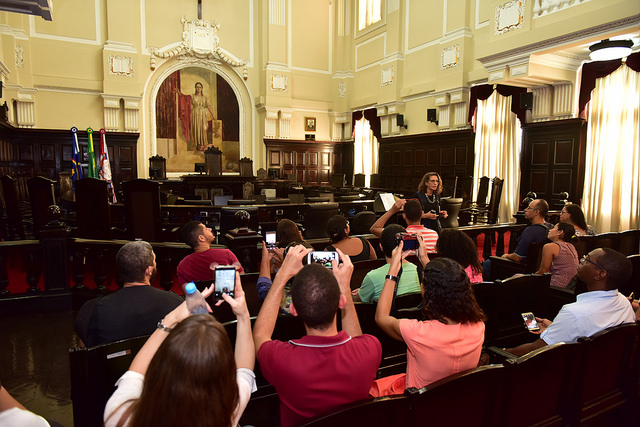 Público tira fotos do Salão do Pleno