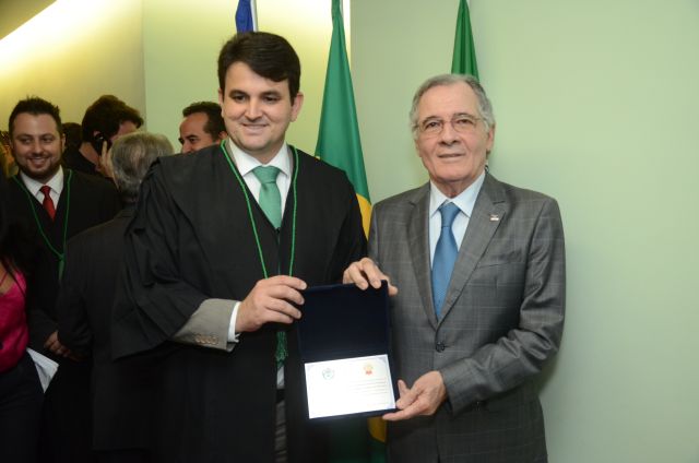 Defensor público Manoel Jerônimo e desembargador-presidente Leopoldo Raposo seguram placa