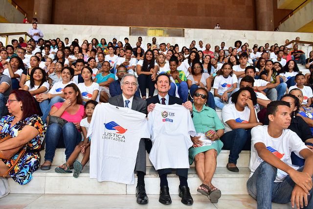 Representantes do TJPE, do Sesi e das escolas na escadaria do Fórum do Recife