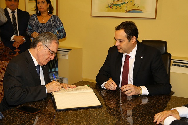 Presidente do TJPE assina livro de registro como governador em exercício ao lado do governador Paulo Câmara