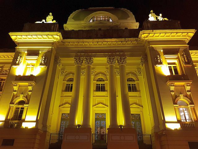 Palácio da Justiça iluminado na cor amarela