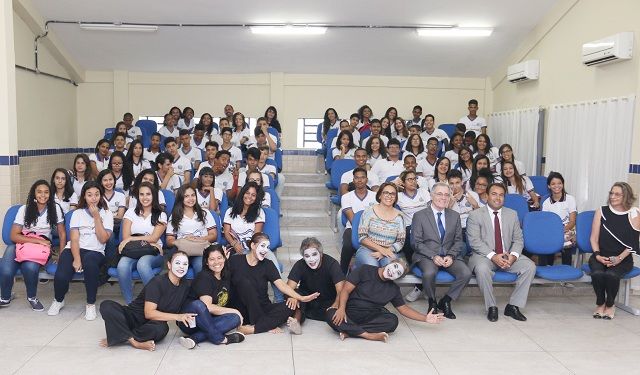 Estudantes e equipe do TJPE em foto oficial