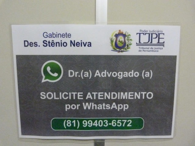 Placa localizada na porta do Gabinete do desembargador Stenio Neiva
