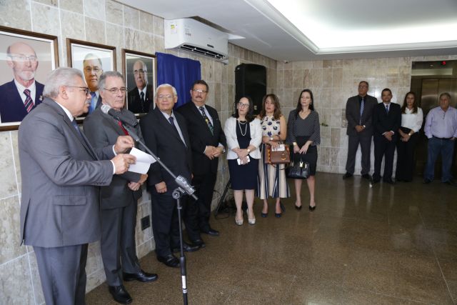 Magistrados e servidores do TJPE e familiares do desembargador Roberto Ferreira Lins participaram da solenidade