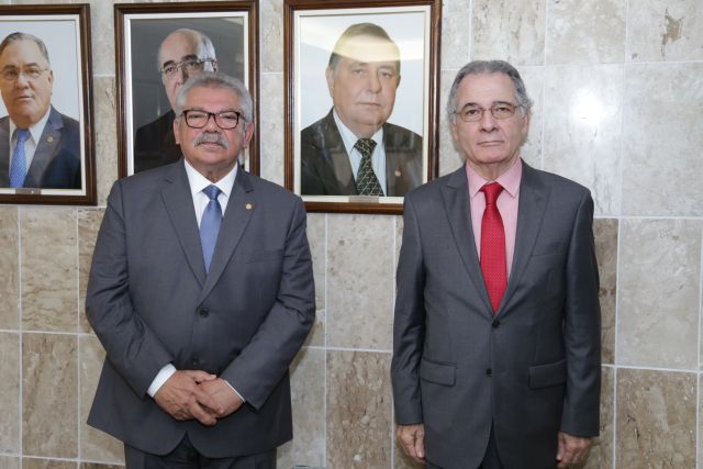 Corregedor-geral Antônio de Melo e Lima e presidente Leopoldo Raposo ao lado retrato do desembargador Roberto Ferreira Lins