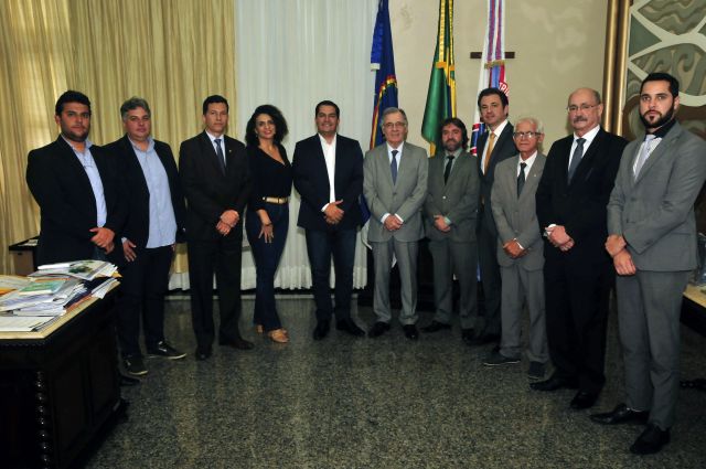  Membros da Prefeitura, da OAB-PE e do TJPE reunidos no Palácio da Justiça