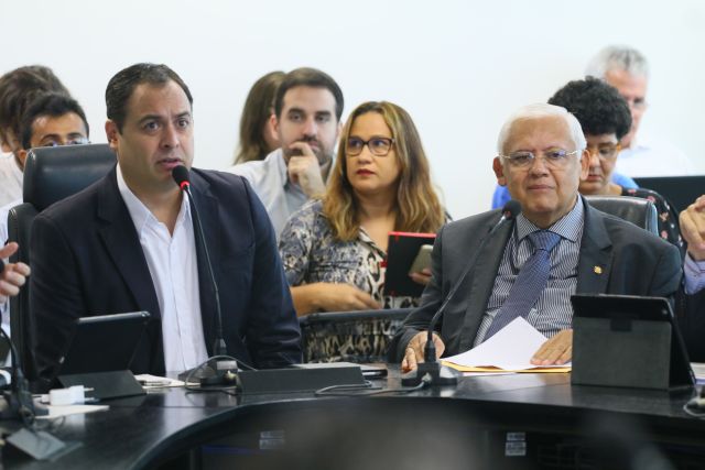 Presidente do TJPE Adalberto de Oliveira Melo ao lado do governador Paulo Câmara em reunião de trabalho