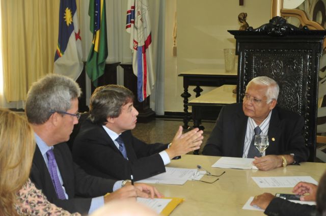 O presidente da Amepe, juiz Emanuel Bomfim, conversa com o presidente do TJPE em visita institucional