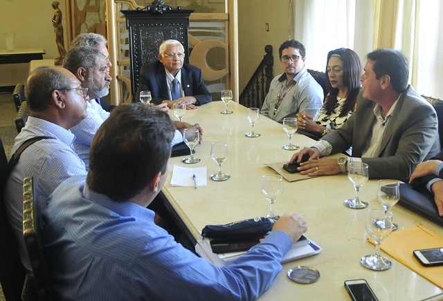 O desembargador Adalberto de Oliveira Melo se reuniu com lideranças dos servidores no gabinete da Presidência