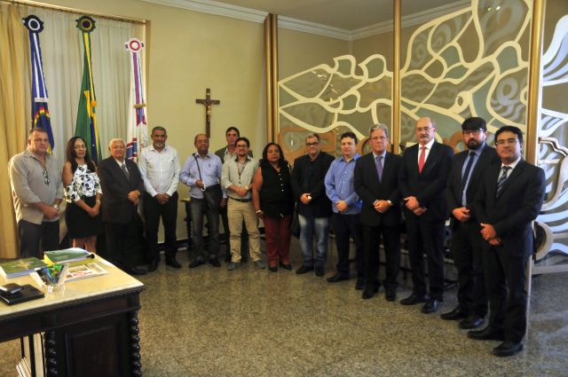 Participantes do encontro com representantes dos servidores posam para foto oficial do encontro