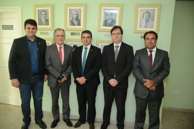 O presidente do TJPE Leopoldo Raposo visitou a Defensoria Pública de Pernambuco com sua equipe de assessores