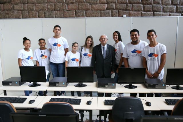 Estudantes em sala de aula com o desembargador Adalberto de Oliveira Melo