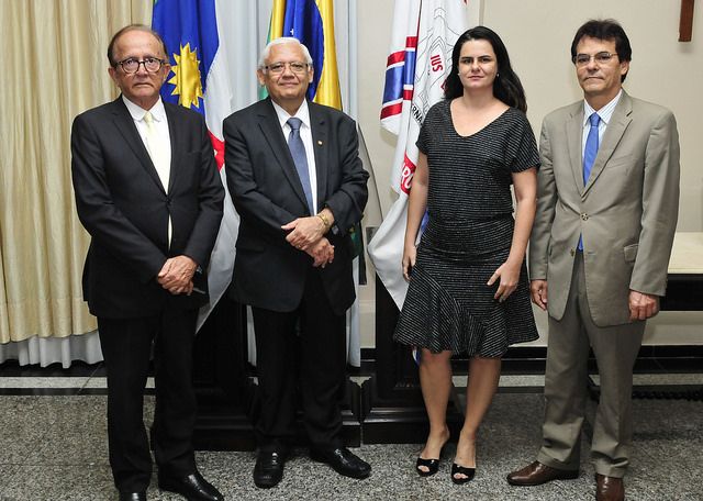 Magistrados e servidora integrantes do CEJ com o presidente do TJPE