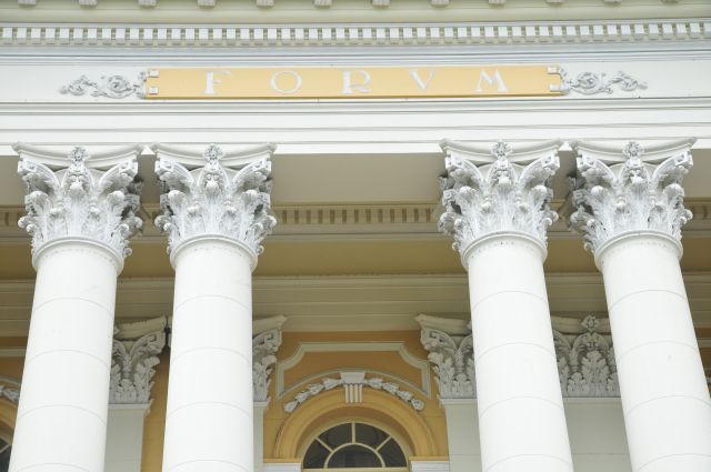 Detalhe da fachada do Palácio da Justiça, onde se veem colunas nas cores amarela e branca