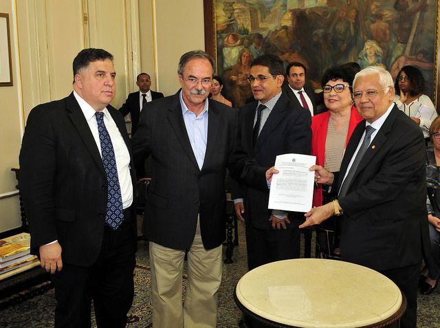 Secretário Pedro Eurico recebe documento do desembargador-presidente Adalberto de Oliveira Melo