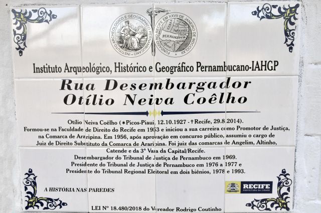 Placa com nome da rua em homenagem ao desembargador Otílio Neiva