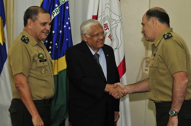 Ao lado do general Artur Costa Moura, presidente do TJPE, desembargador Adalberto de Oliveira Melo, cumprimenta general Marco Antônio Freire Gomes