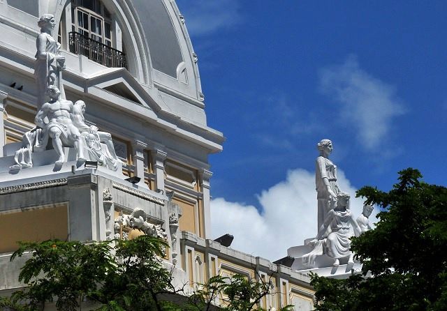 Cúpula do Palácio da Justiça com, na parte frontal, dois conjuntos de esculturas de pessoas com seis peças no total